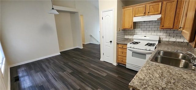 kitchen with sink, tasteful backsplash, dark hardwood / wood-style flooring, white gas range, and decorative light fixtures