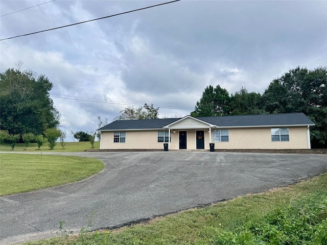 single story home featuring a front yard