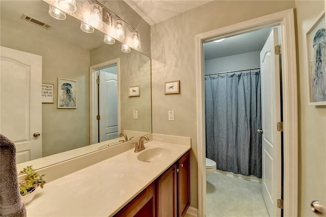 full bath featuring visible vents, toilet, vanity, and a shower with curtain