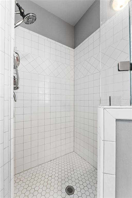 150 Crestview Rd, Jackson, GA 30233 - bathroom featuring a tile shower and washer / clothes dryer