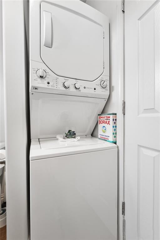 150 Crestview Rd, Jackson, GA 30233 - laundry room featuring stacked washer / drying machine