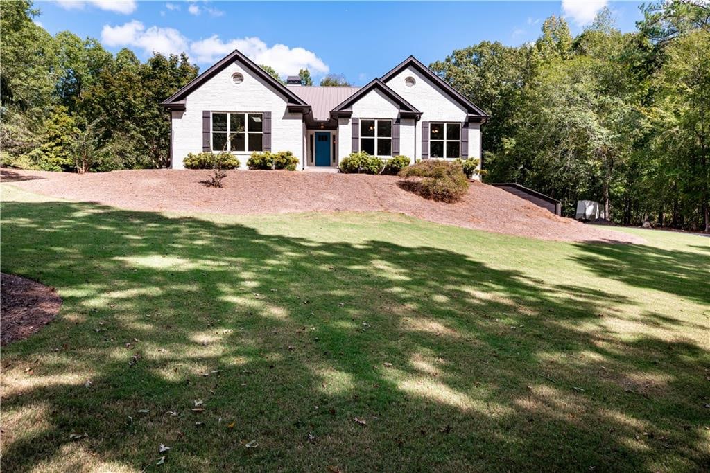 view of front facade featuring a front yard