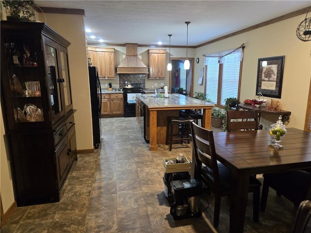 dining area featuring baseboards and crown molding