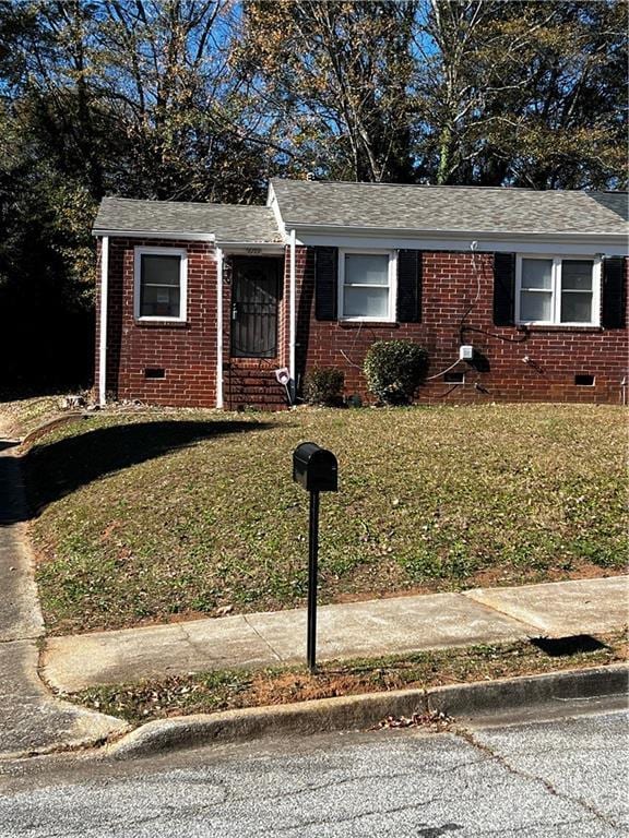 view of front of home featuring a front lawn