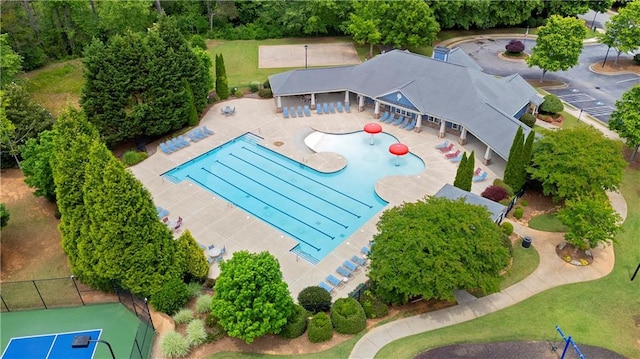 bird's eye view of a pool area