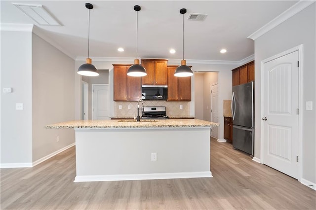 kitchen featuring stainless steel appliances, a sink, decorative backsplash, baseboards, and light wood-style floors