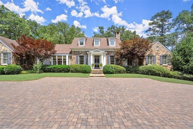 view of front of house featuring a front lawn