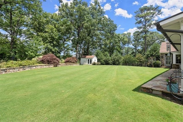 view of yard featuring a shed