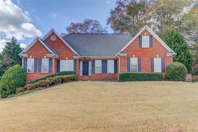 view of front of property featuring a front yard