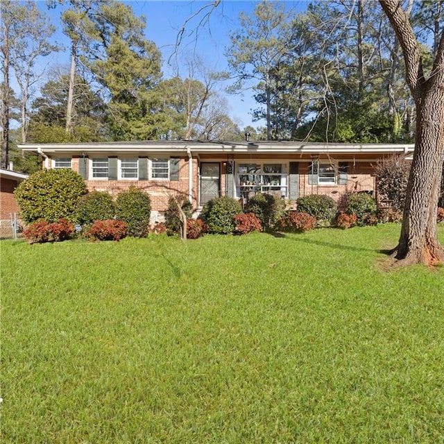 ranch-style home featuring a front lawn