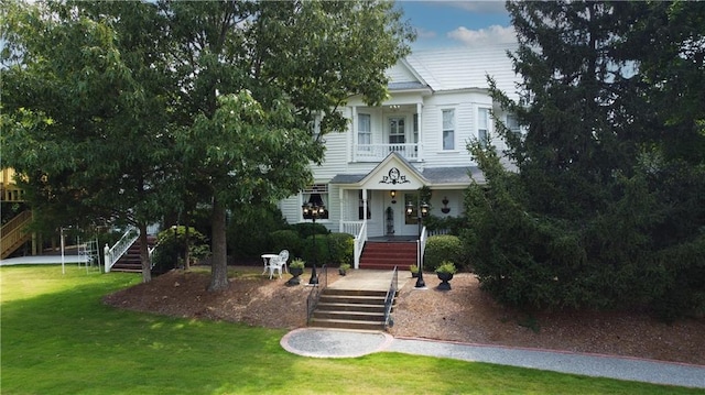 view of front facade featuring a front yard