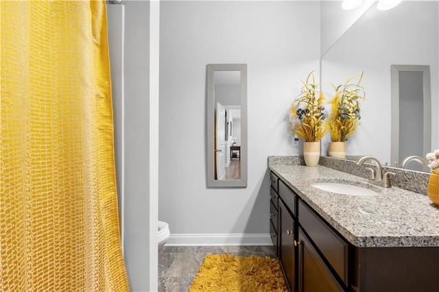 full bathroom with a shower with shower curtain, vanity, toilet, and baseboards