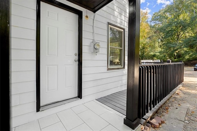 property entrance featuring a porch