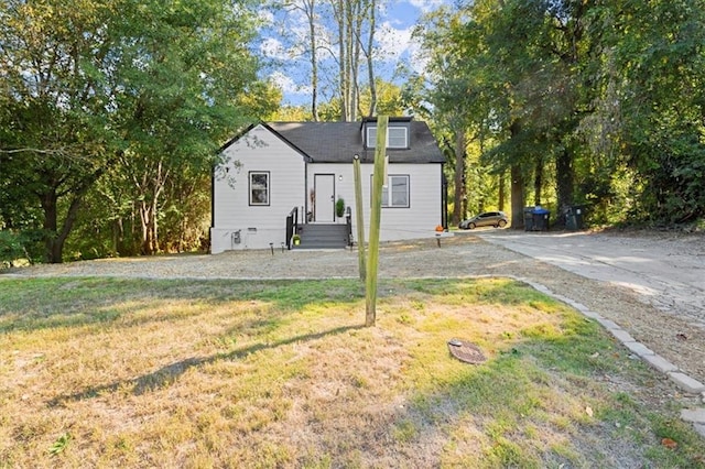 view of front of house featuring a front lawn