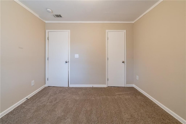 empty room featuring carpet floors and ornamental molding