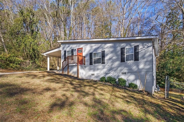 view of front of property featuring a front yard