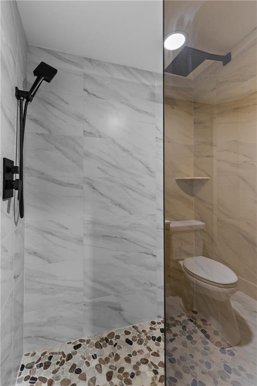1887 Shalimar Dr, Atlanta, GA 30345 - full bathroom featuring a tile shower and toilet