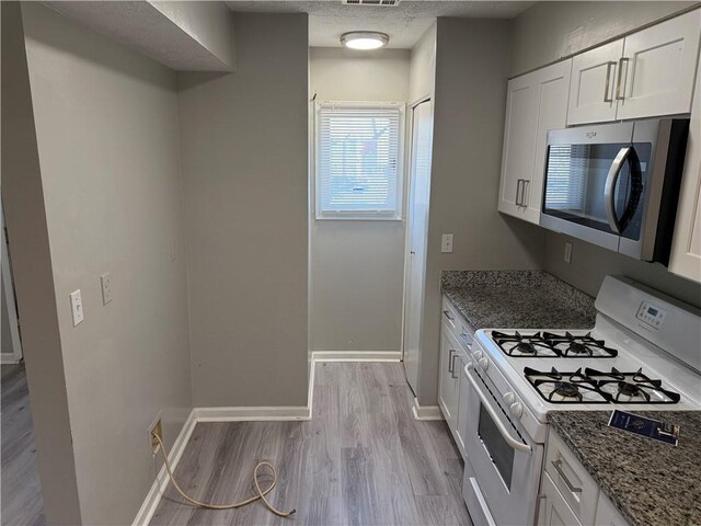 6745 Trafalger Sq, Norcross, GA 30093 - hallway featuring a textured ceiling and light wood-type flooring