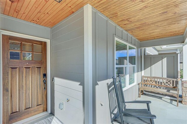 property entrance featuring a porch