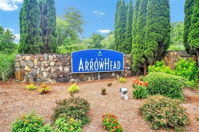 view of community / neighborhood sign