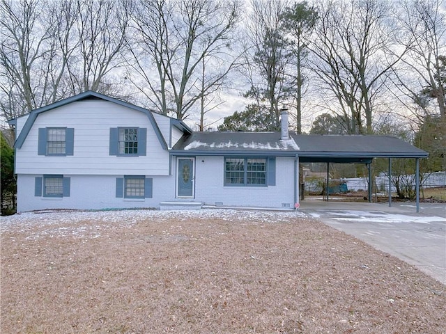 view of front of property featuring a carport