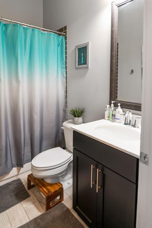 1976 Boyd Trace Ln NW, Atlanta, GA 30318 - full bath with vanity, toilet, and curtained shower