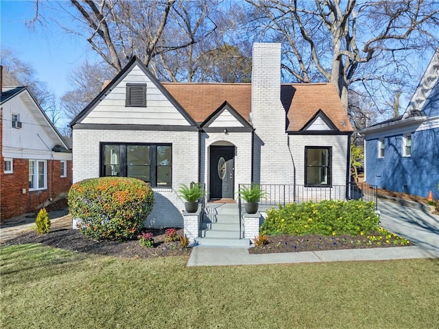 view of front of house featuring a front yard