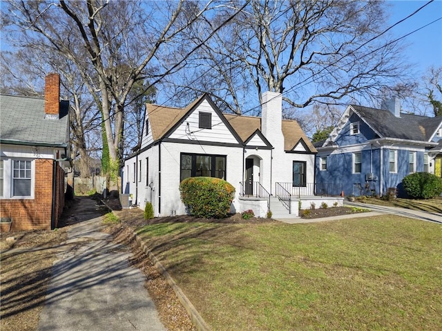 view of front facade with a front yard