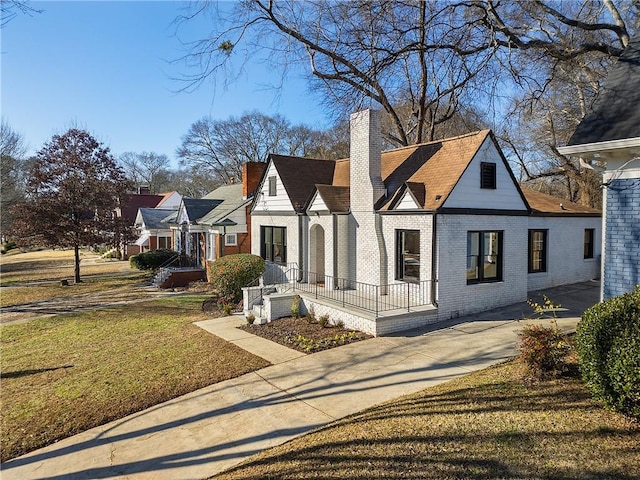 view of front of property with a front yard