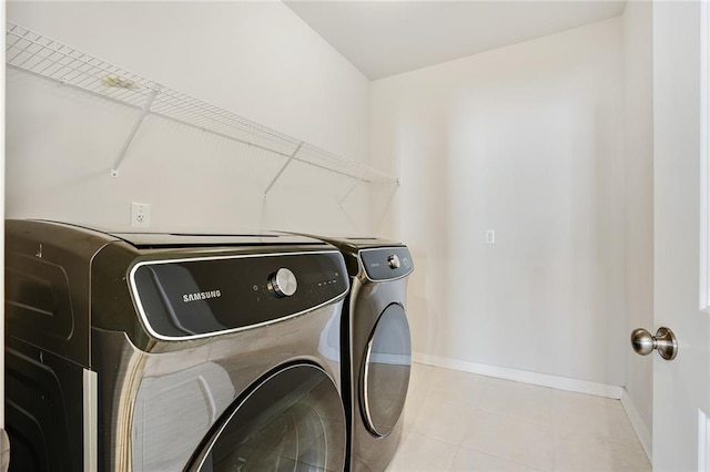 washroom with laundry area, baseboards, and independent washer and dryer