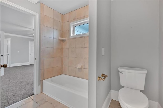 full bath with shower / bath combination, toilet, baseboards, and ornamental molding