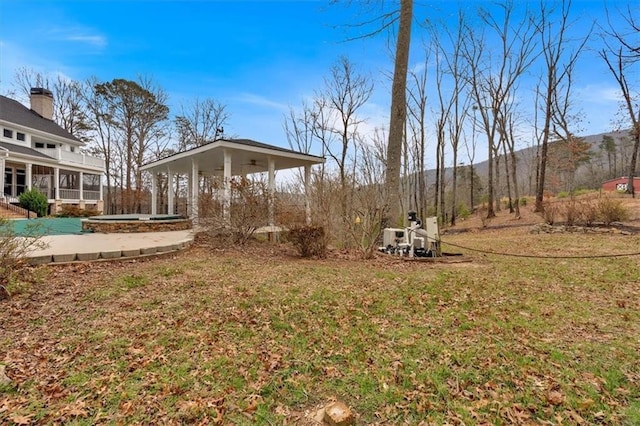 view of yard featuring a hot tub