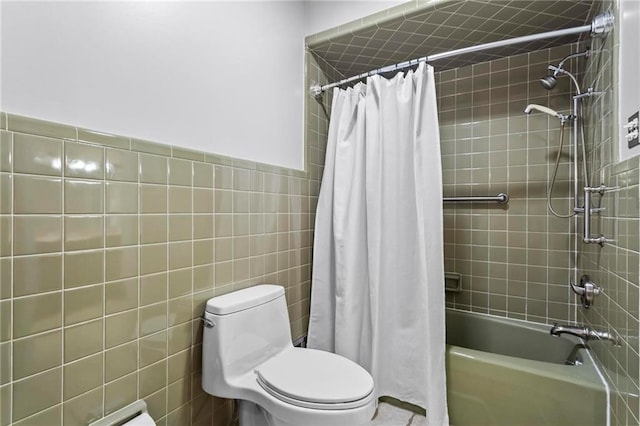 1075 Winding Branch Ln, Atlanta, GA 30338 - full bath featuring shower / tub combo, tile walls, and toilet