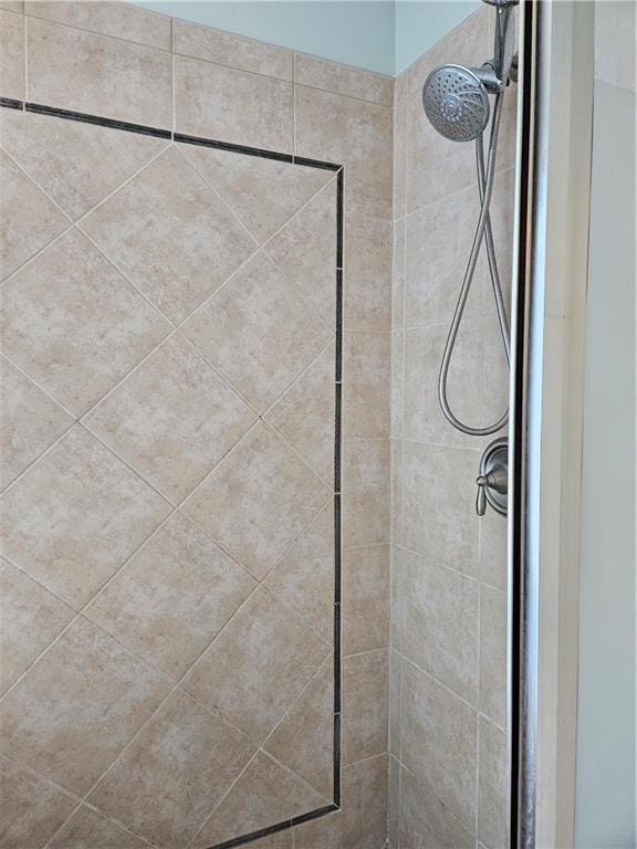 details featuring tiled shower