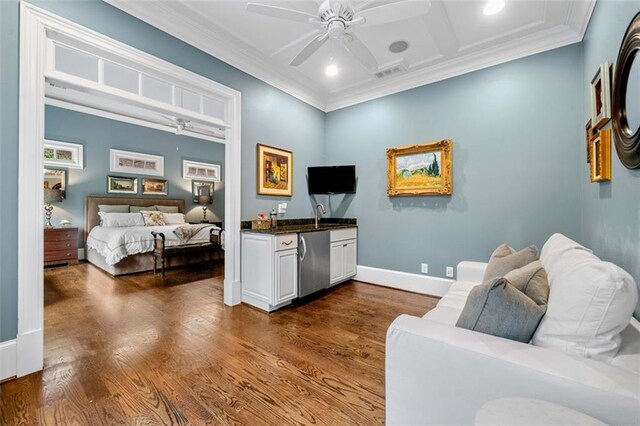 living area with ceiling fan, ornamental molding, dark wood-style flooring, and visible vents