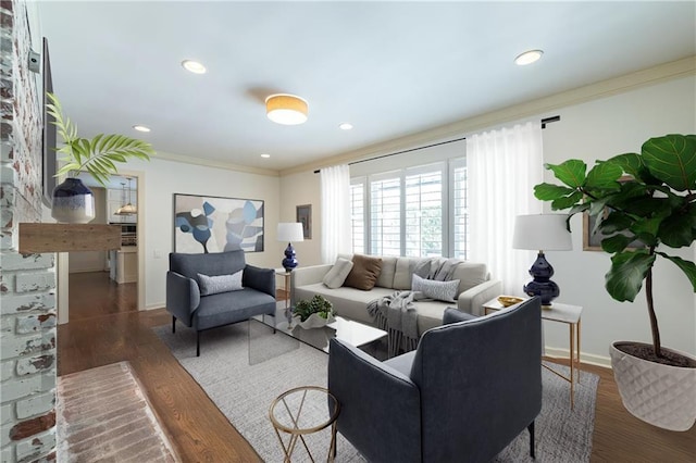 living area with recessed lighting, baseboards, wood finished floors, and ornamental molding