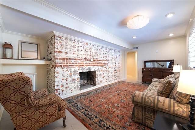 living room featuring visible vents, recessed lighting, a fireplace, and ornamental molding