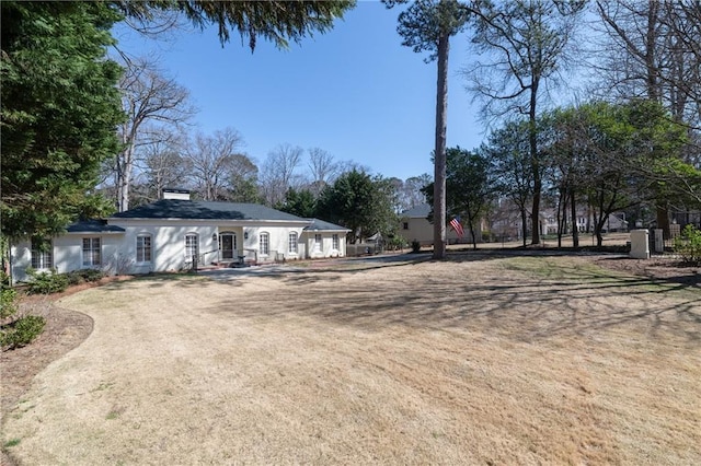 view of yard featuring driveway