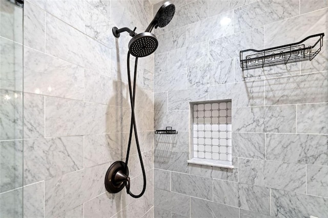 details featuring tiled shower