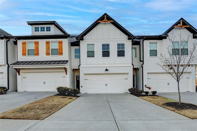 townhome / multi-family property featuring a garage