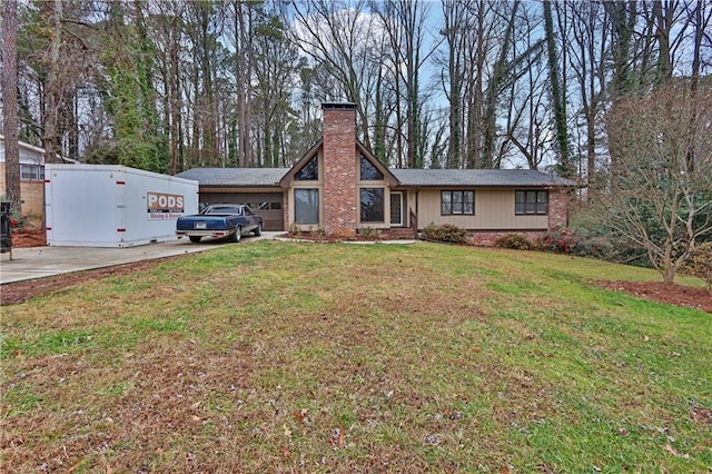 view of front of property featuring a front lawn