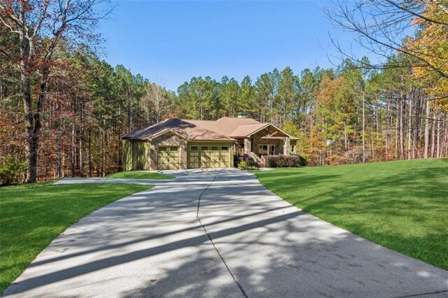 view of front of property featuring a front lawn and a garage