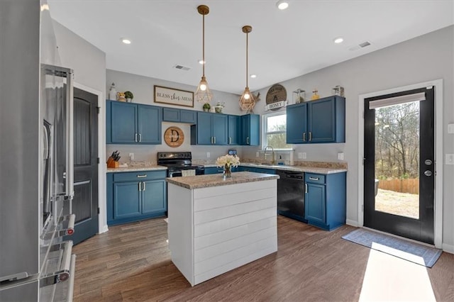 kitchen featuring visible vents, dark wood finished floors, stainless steel appliances, blue cabinets, and a sink