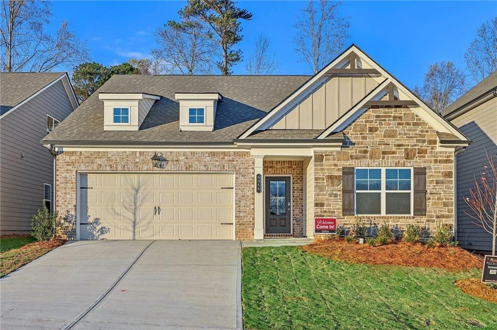 craftsman house featuring a front yard and a garage