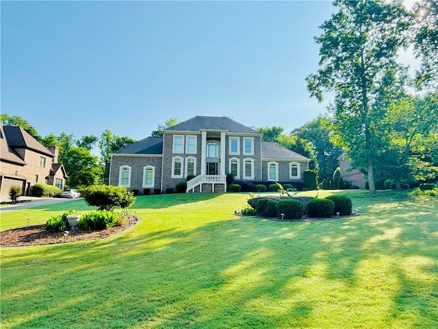 view of front of property featuring a front lawn