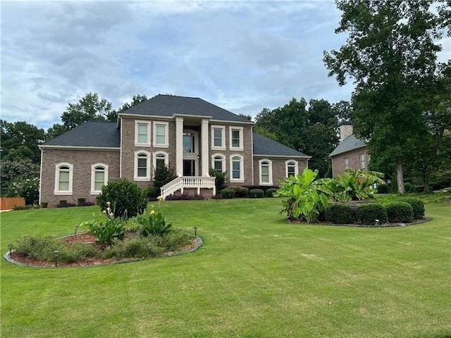 view of front of house featuring a front lawn