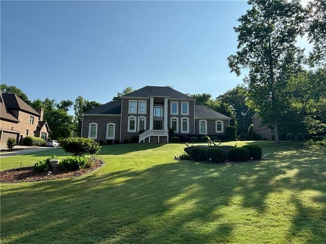 view of front facade featuring a front yard