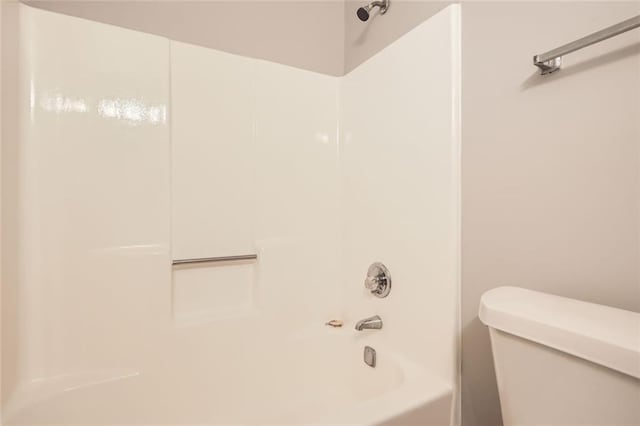 2638 Fieldstone View Ln SE, Conyers, GA 30013 - full bath featuring toilet and shower / bathtub combination