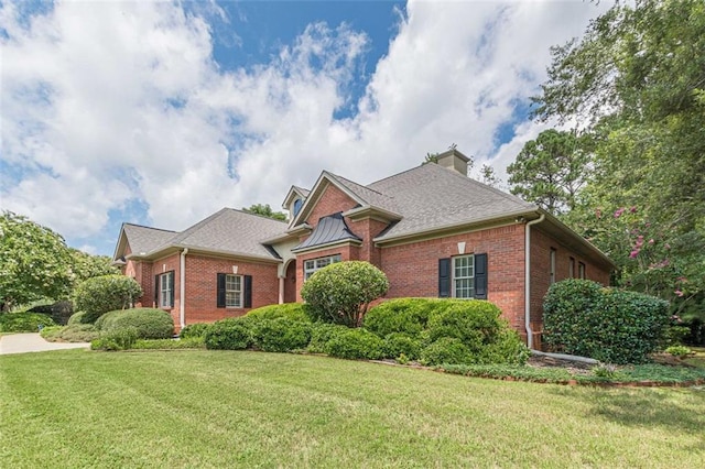 view of front of home with a front lawn