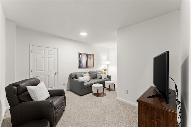 living area featuring recessed lighting, baseboards, and carpet